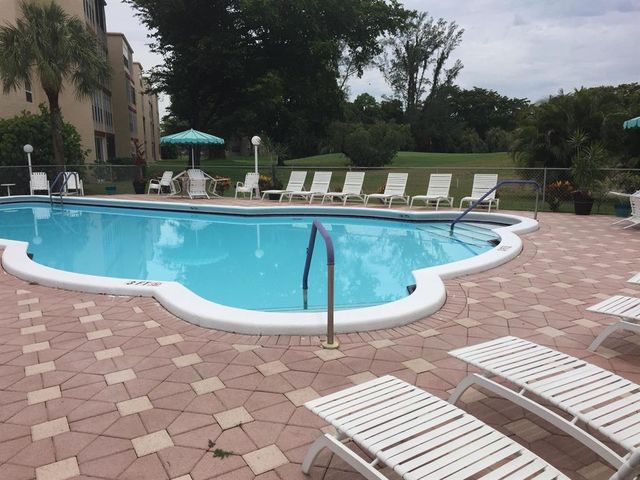 1040 COUNTRY CLUB Drive 306, Margate, FL 33063