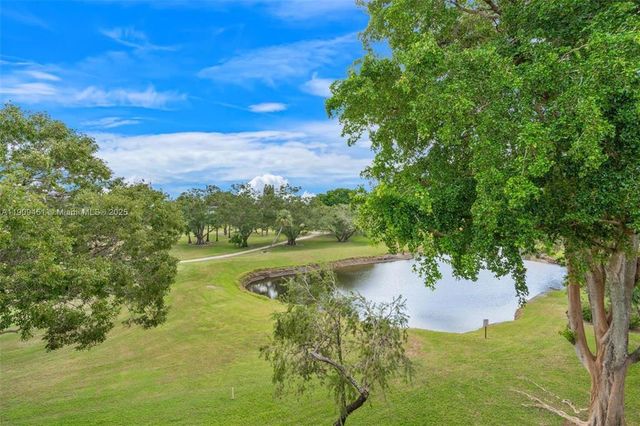 1040 COUNTRY CLUB Drive 306, Margate, FL 33063