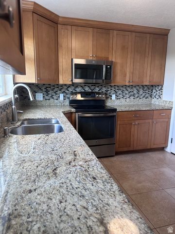 590 WOODLAND CIR, Bountiful, UT 84010