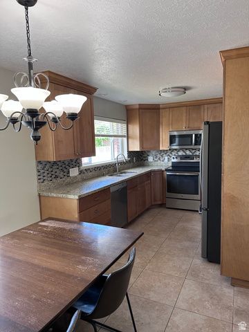 590 WOODLAND CIR, Bountiful, UT 84010