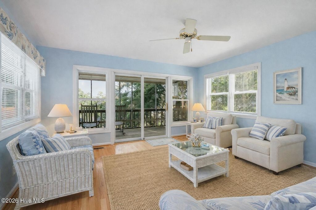 Image 14 of property listing at 3904 Emerald Drive, Emerald Isle, NC 28594