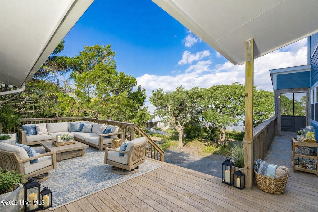 Image 16 of property listing at 3904 Emerald Drive, Emerald Isle, NC 28594