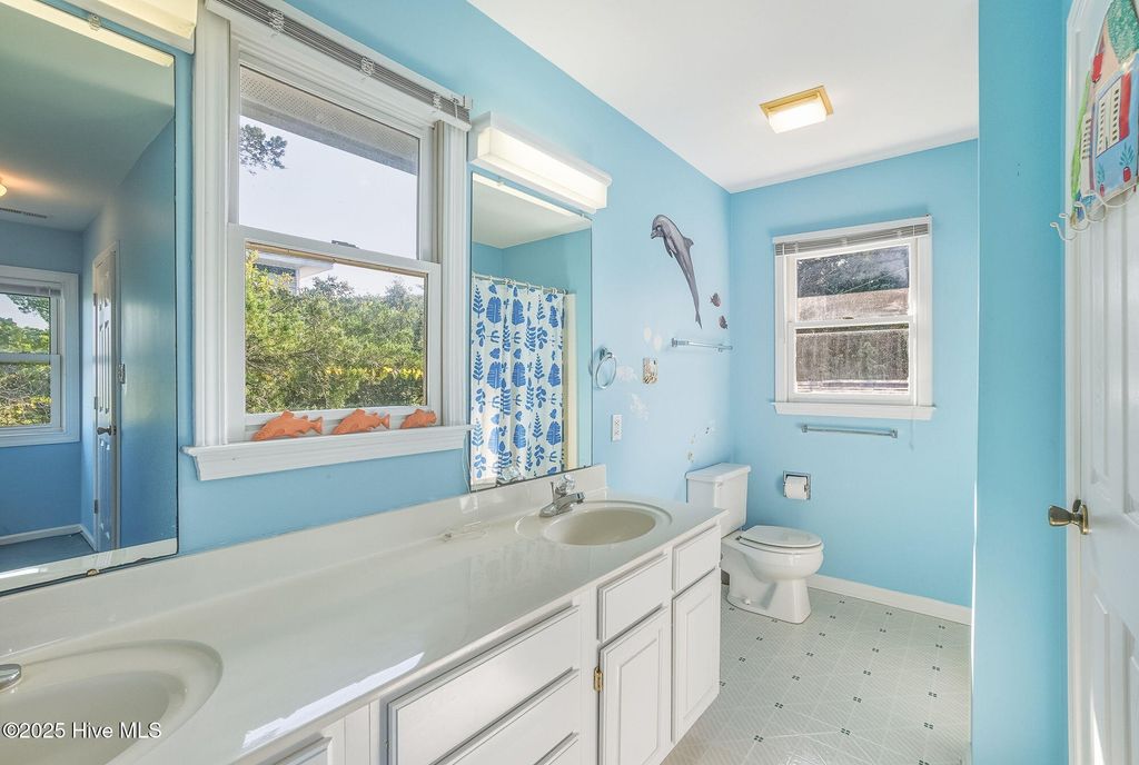 Image 18 of property listing at 3904 Emerald Drive, Emerald Isle, NC 28594