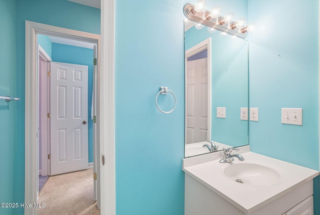 Image 19 of property listing at 3904 Emerald Drive, Emerald Isle, NC 28594