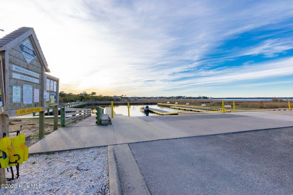 Image 27 of property listing at 3904 Emerald Drive, Emerald Isle, NC 28594