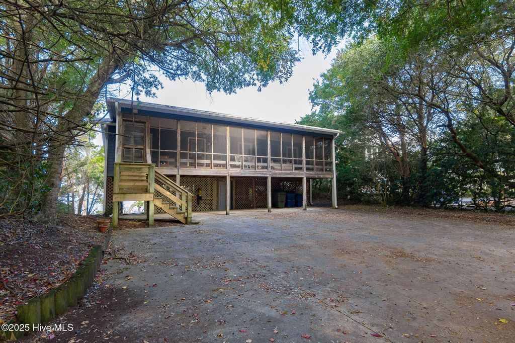 Image 3 of property listing at 3904 Emerald Drive, Emerald Isle, NC 28594