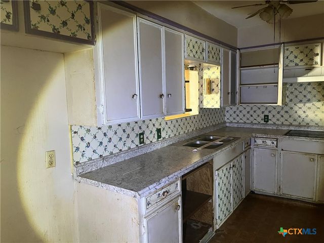 806 E Polk Avenue, Victoria, TX 77901