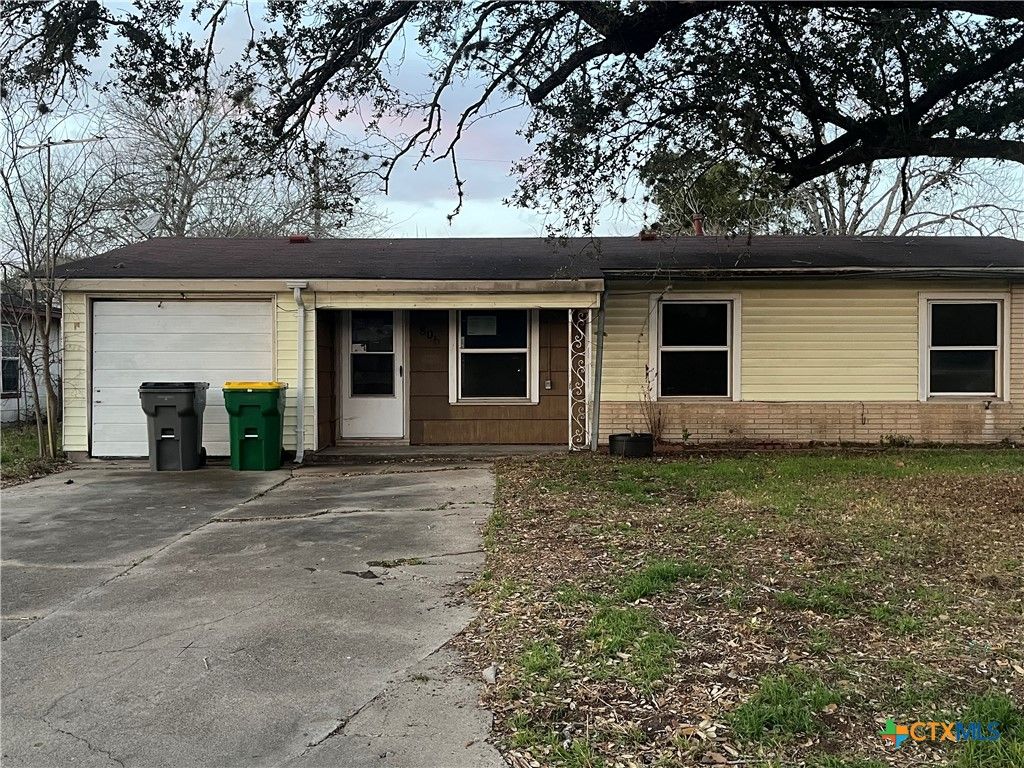 806 E Polk Avenue, Victoria, TX 77901