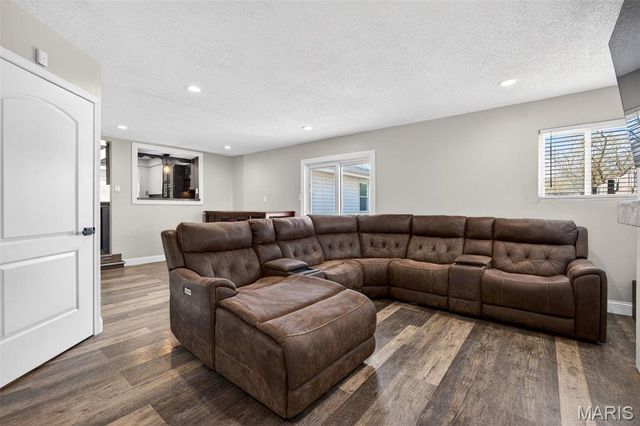 5 Kenwood Drive, Hazelwood, MO 63042