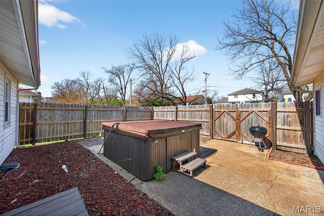 5 Kenwood Drive, Hazelwood, MO 63042