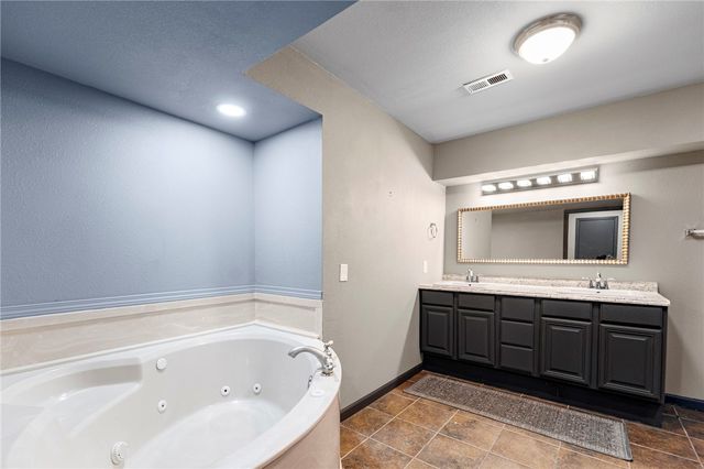 14 London Drive, Bella Vista, AR 72715