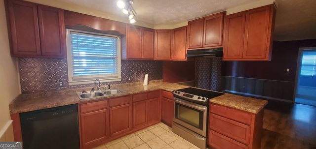 240 Lakewood Drive, Swainsboro, GA 30401