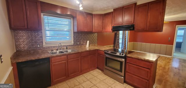 240 Lakewood Drive, Swainsboro, GA 30401