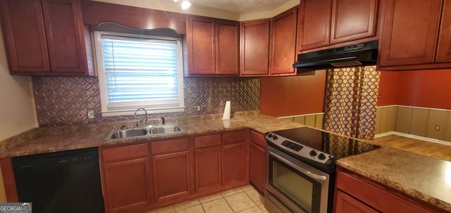 240 Lakewood Drive, Swainsboro, GA 30401