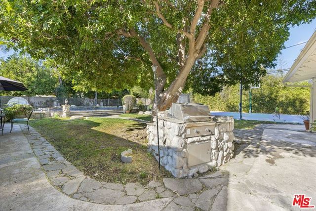 8837 Oak Park Avenue, Sherwood Forest, CA 91325