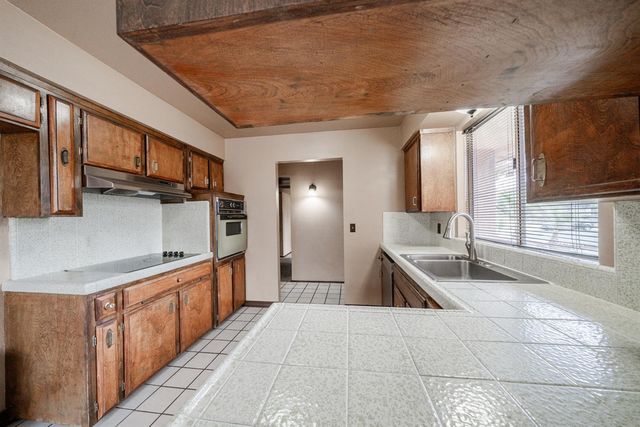 1721 Beverly Avenue, Clovis, CA 93611