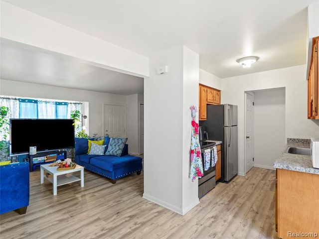 25630 Salem, Roseville, MI 48066