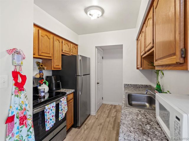 25630 Salem, Roseville, MI 48066