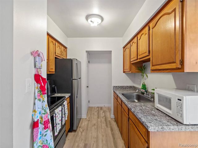 25630 Salem, Roseville, MI 48066