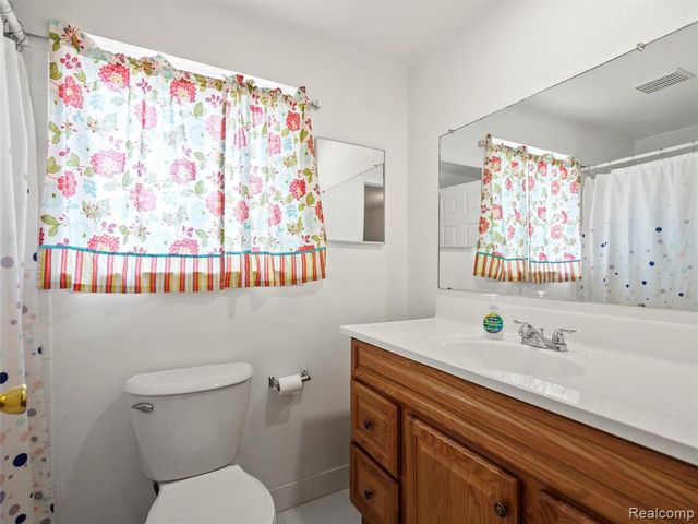 25630 Salem, Roseville, MI 48066