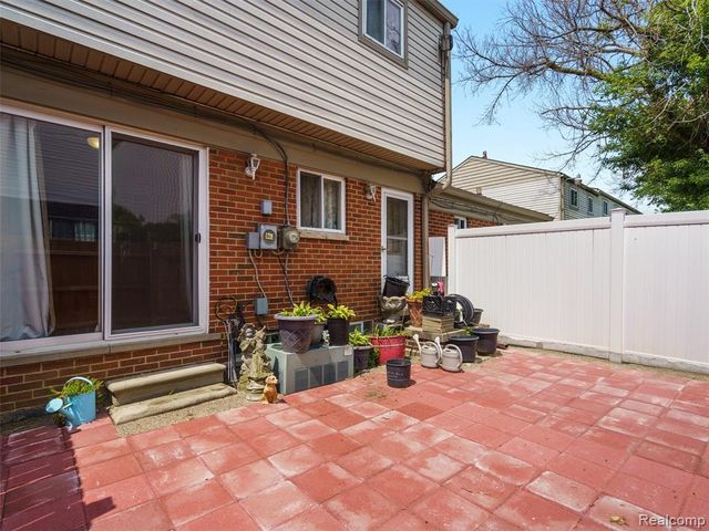 25630 Salem, Roseville, MI 48066