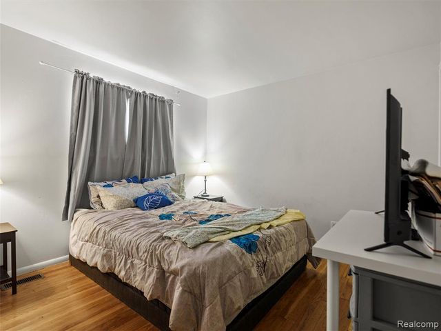 25630 Salem, Roseville, MI 48066