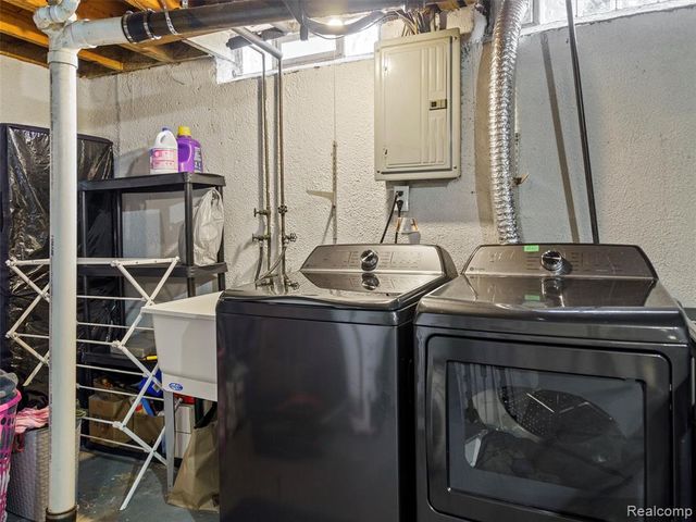 25630 Salem, Roseville, MI 48066