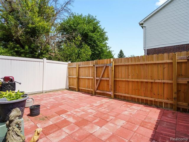 25630 Salem, Roseville, MI 48066