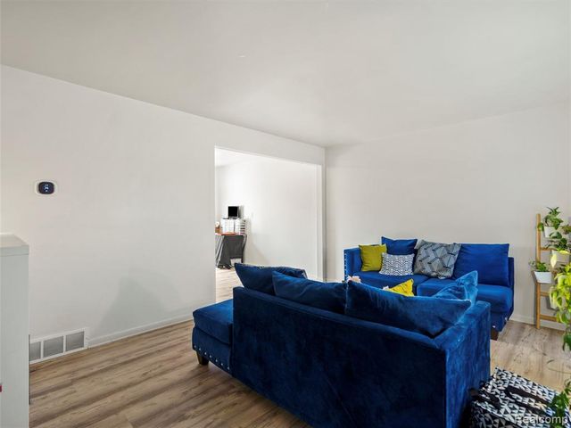 25630 Salem, Roseville, MI 48066