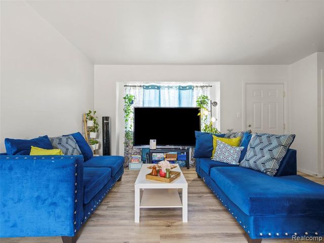 25630 Salem, Roseville, MI 48066