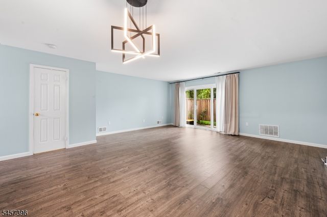 11 Canterbury Cir, Franklin Twp., NJ 08873