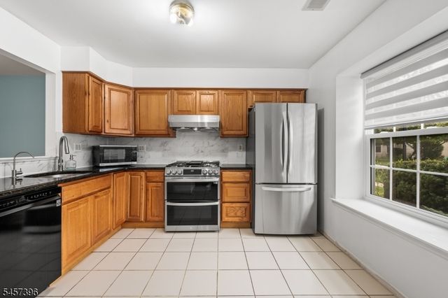 11 Canterbury Cir, Franklin Twp., NJ 08873