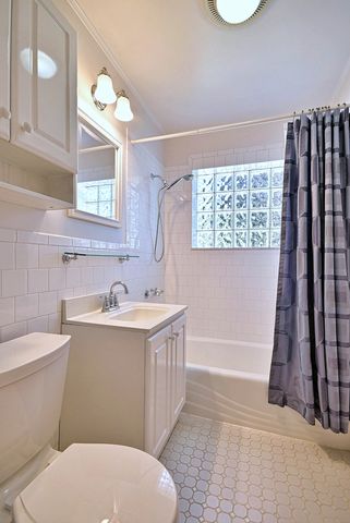 300 Wisconsin Drive, Des Plaines, IL 60016