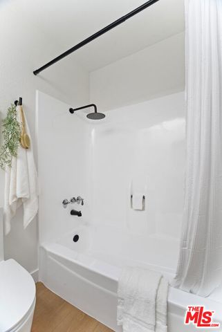 7312 Corbin Avenue J, Reseda, CA 91335