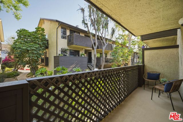 7312 Corbin Avenue J, Reseda, CA 91335