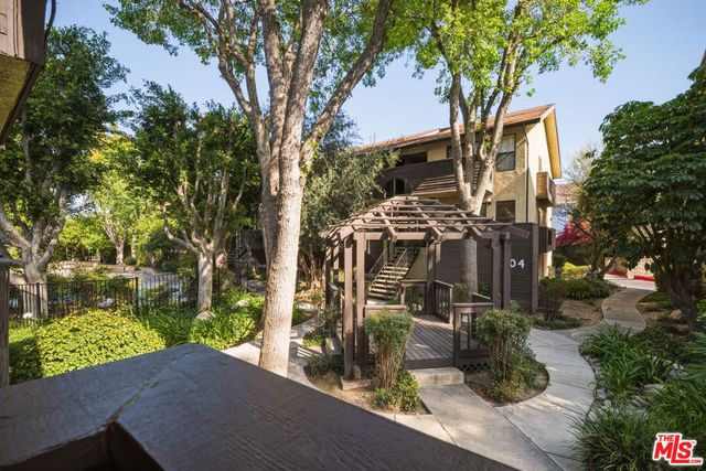 7312 Corbin Avenue J, Reseda, CA 91335