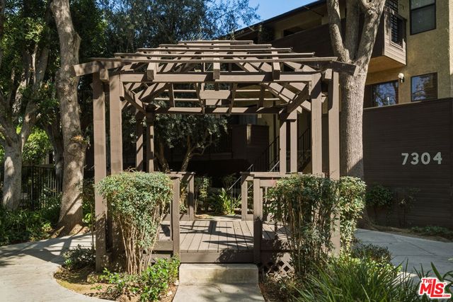7312 Corbin Avenue J, Reseda, CA 91335