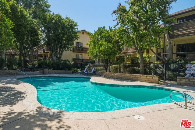 7312 Corbin Avenue J, Reseda, CA 91335