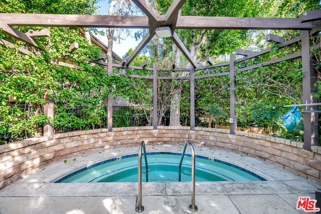 7312 Corbin Avenue J, Reseda, CA 91335