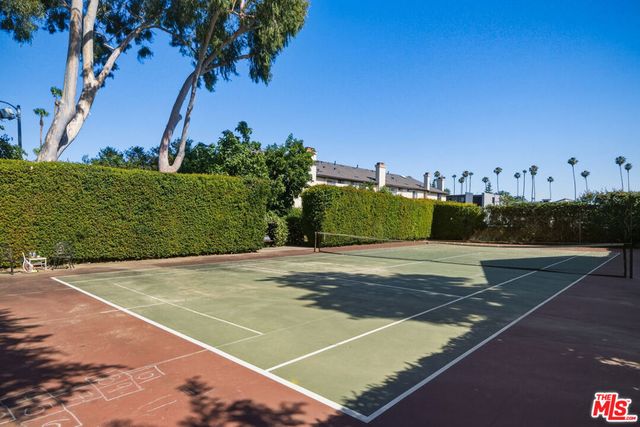 7312 Corbin Avenue J, Reseda, CA 91335