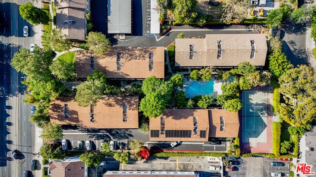 7312 Corbin Avenue J, Reseda, CA 91335