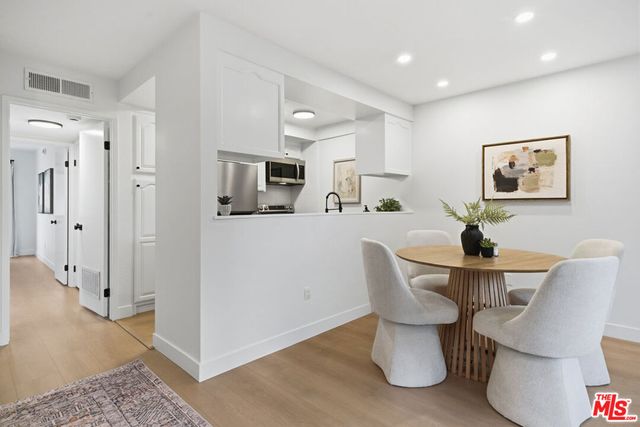 7312 Corbin Avenue J, Reseda, CA 91335