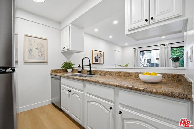 7312 Corbin Avenue J, Reseda, CA 91335