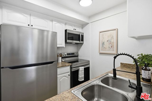 7312 Corbin Avenue J, Reseda, CA 91335