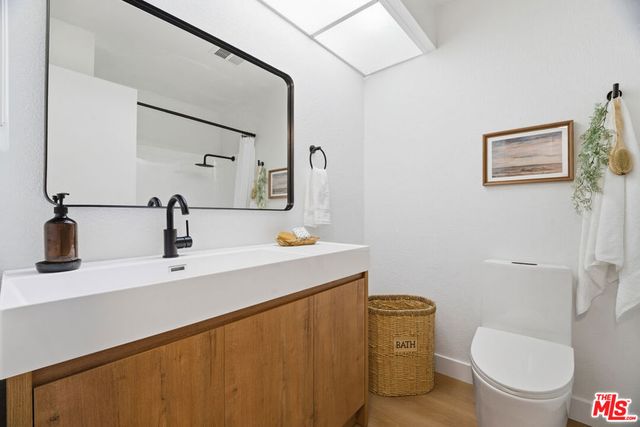 7312 Corbin Avenue J, Reseda, CA 91335