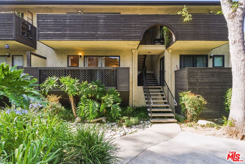 7312 Corbin Avenue J, Reseda, CA 91335