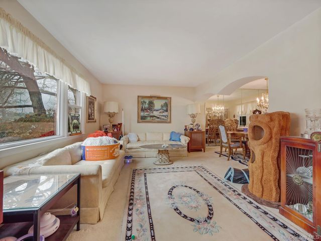 21 Besen Parkway, Tallman, NY 10952