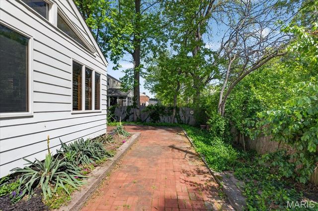 702 E Monroe Avenue, St Louis, MO 63122