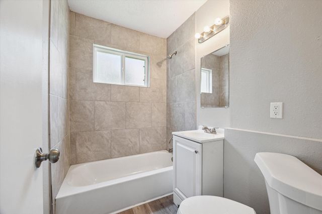 210 Laurel Street, Lake Jackson, TX 77566