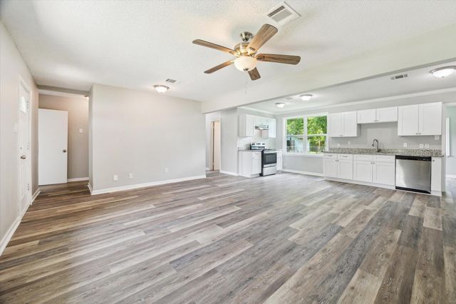 210 Laurel Street, Lake Jackson, TX 77566